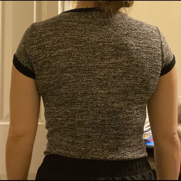 Cropped grey and black outline tshirt - Picture 2 of 3